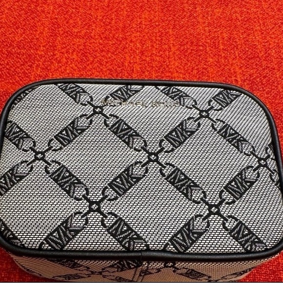 ❤️❤️❤️NEW Michael Kors Mini Belt Bag ❤️❤️❤️ - Picture 11 of 15